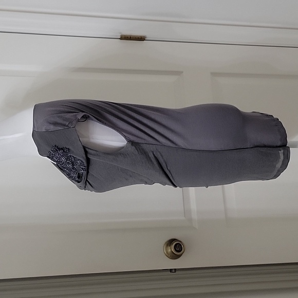 H&M Size M Gray 'To The Shoulder' Blouse with Floral Applique, NWOT - Picture 4 of 13